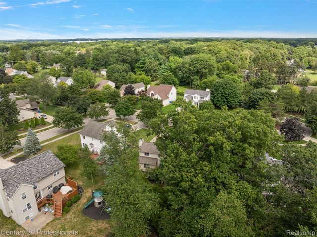 319 Pine Creek Court, Waterford Charter Township, MI 48327