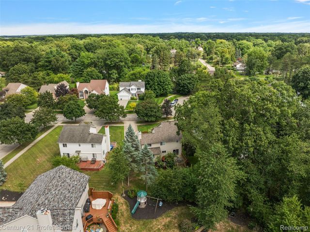 319 Pine Creek Court, Waterford Charter Township, MI 48327