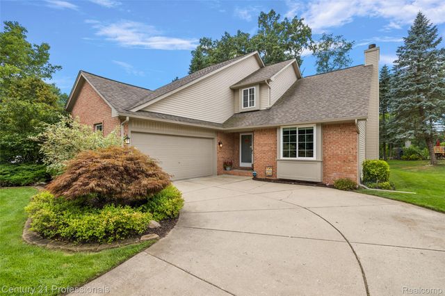 319 Pine Creek Court, Waterford Charter Township, MI 48327