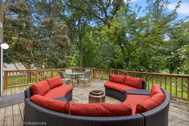 319 Pine Creek Court, Waterford Charter Township, MI 48327