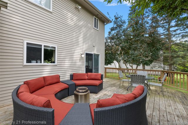 319 Pine Creek Court, Waterford Charter Township, MI 48327