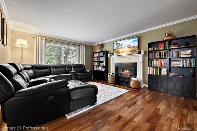 319 Pine Creek Court, Waterford Charter Township, MI 48327