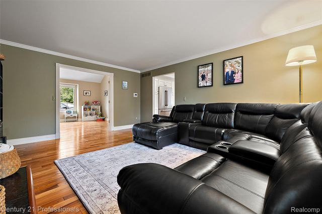 319 Pine Creek Court, Waterford Charter Township, MI 48327