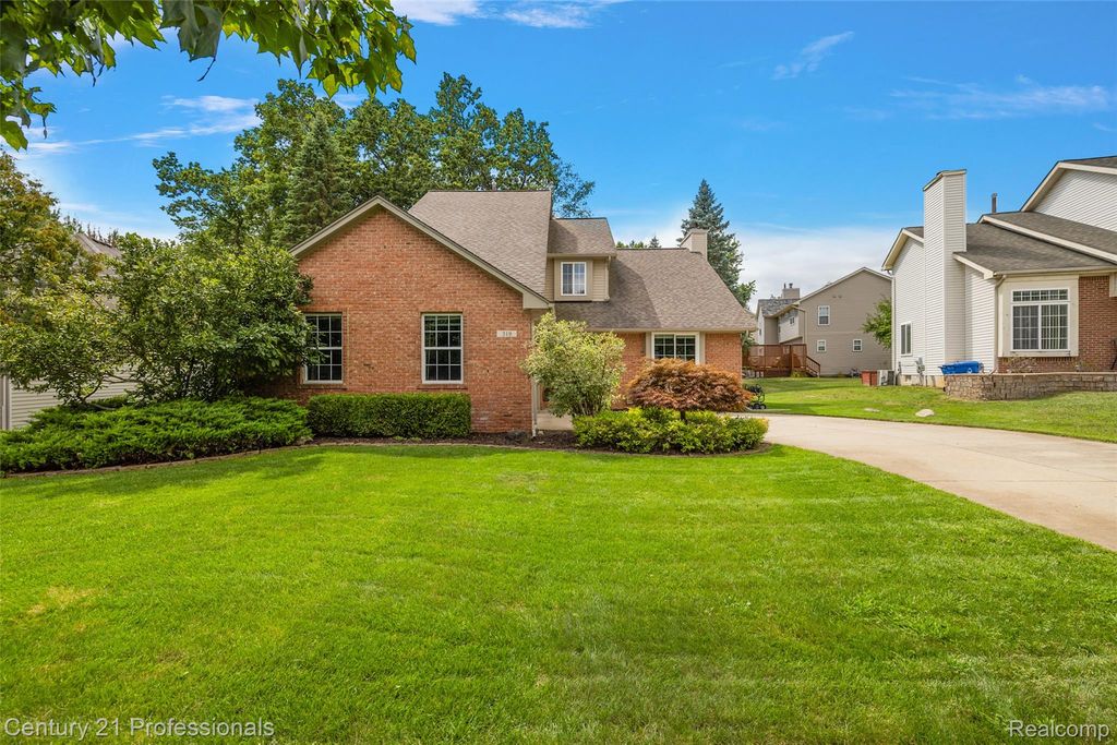 319 Pine Creek Court, Waterford Charter Township, MI 48327