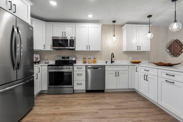 51 River Front Dr Apt 3, Manchester, NH 03102