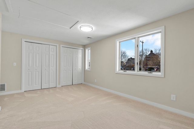 51 River Front Dr Apt 3, Manchester, NH 03102