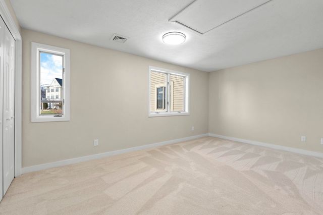 51 River Front Dr Apt 3, Manchester, NH 03102