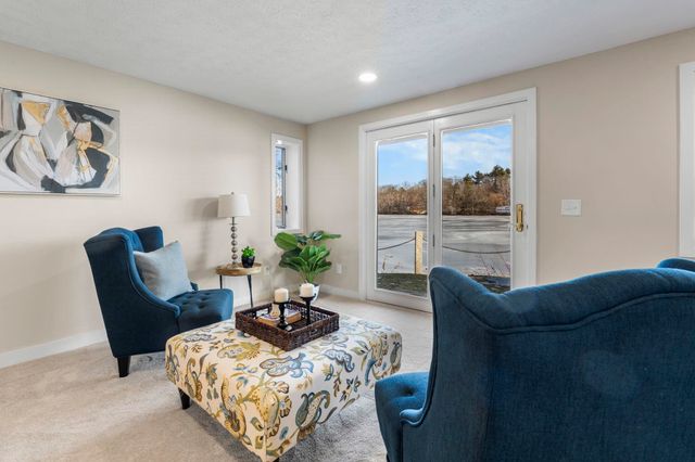 51 River Front Dr Apt 3, Manchester, NH 03102