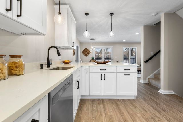 51 River Front Dr Apt 3, Manchester, NH 03102