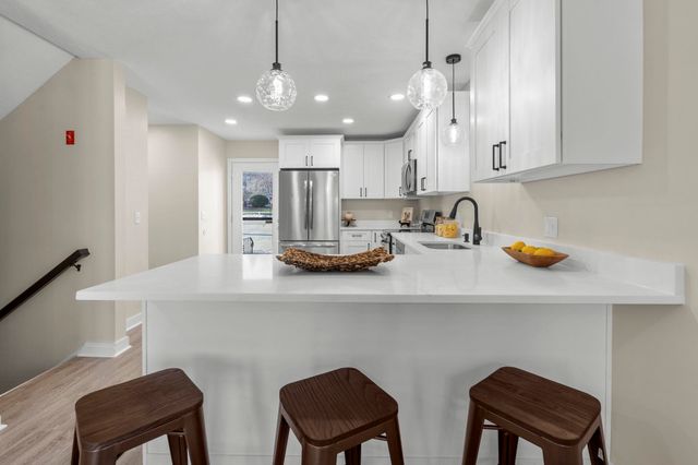 51 River Front Dr Apt 3, Manchester, NH 03102