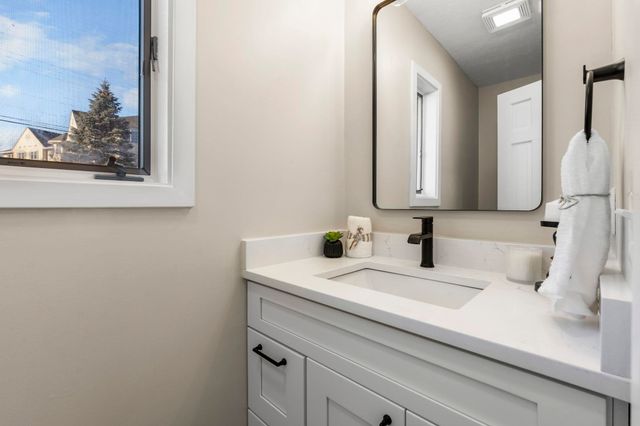 51 River Front Dr Apt 3, Manchester, NH 03102