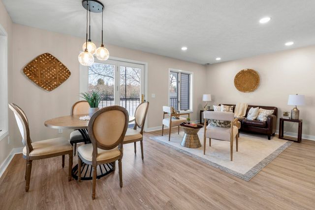 51 River Front Dr Apt 3, Manchester, NH 03102