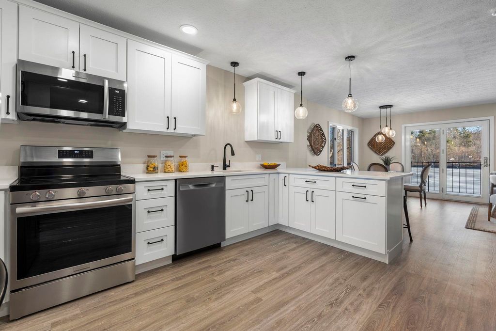 51 River Front Dr Apt 3, Manchester, NH 03102