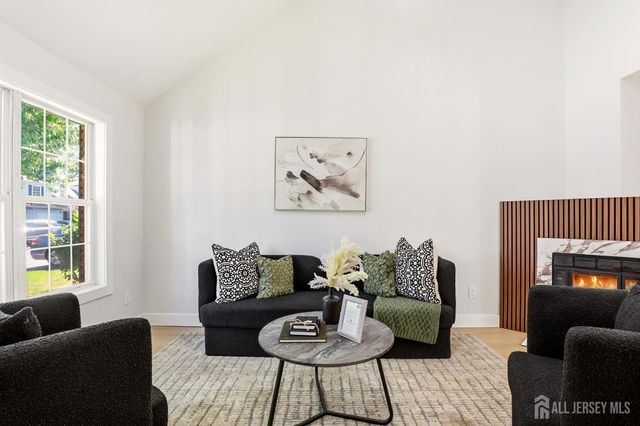 273 Edgeware Court, Franklin Twsp, NJ 08873