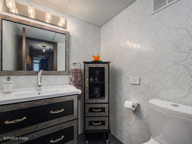 1040 N Lake Shore Drive 7C, Chicago, IL 60611
