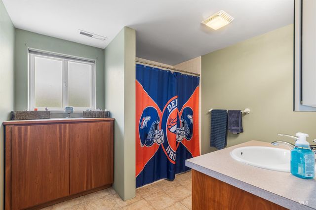 1468 N Viewpoint Dr, Lewiston, ID 83501