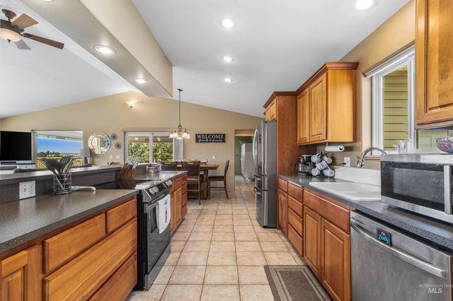 1468 N Viewpoint Dr, Lewiston, ID 83501