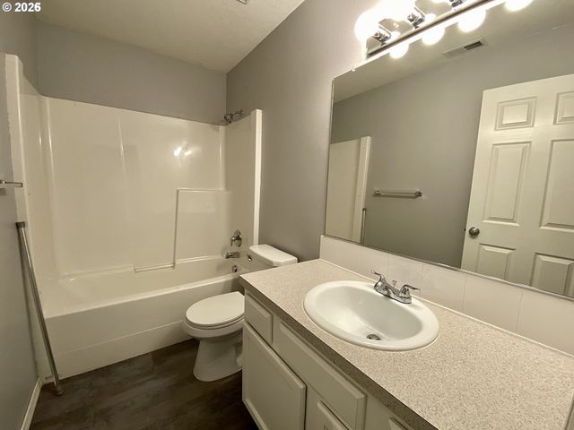 900 Ne 91ST Ave, Portland, OR 97220