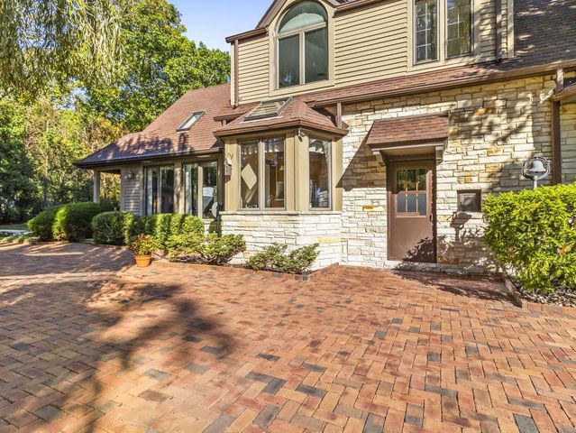 3939 S 85th STREET, Greenfield, WI 53228