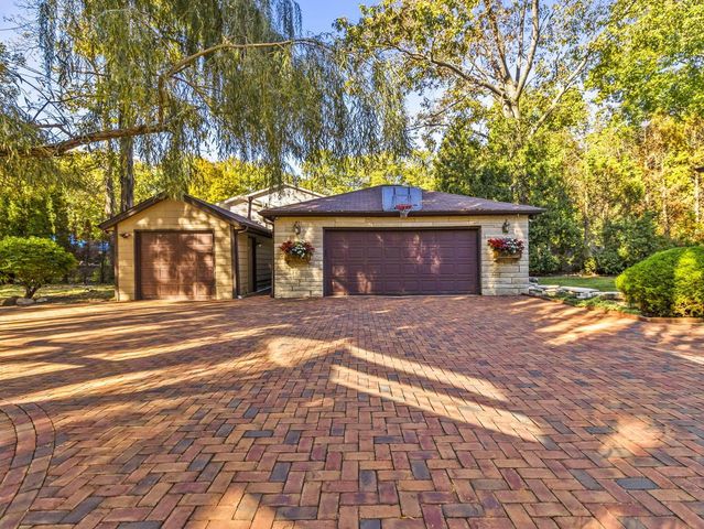 3939 S 85th STREET, Greenfield, WI 53228