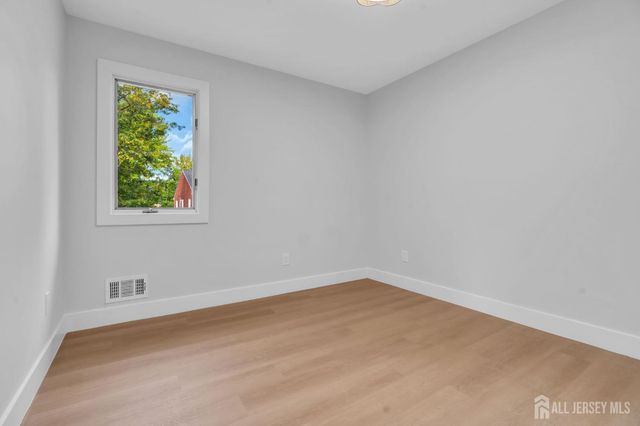 24 Dewey Drive, New Brunswick, NJ 08901