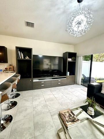 9207 W 33rd Lane, Hialeah, FL 33018