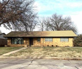6120 E Murdock Ave, Wichita, KS 67208