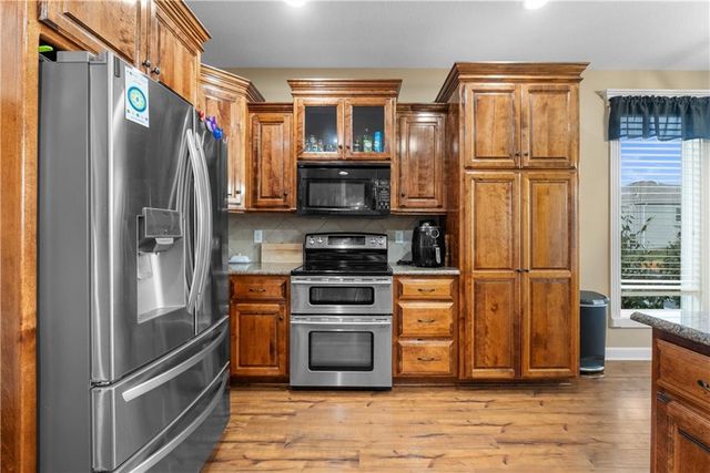 2311 NW Hedgewood Drive, Grain Valley, MO 64029