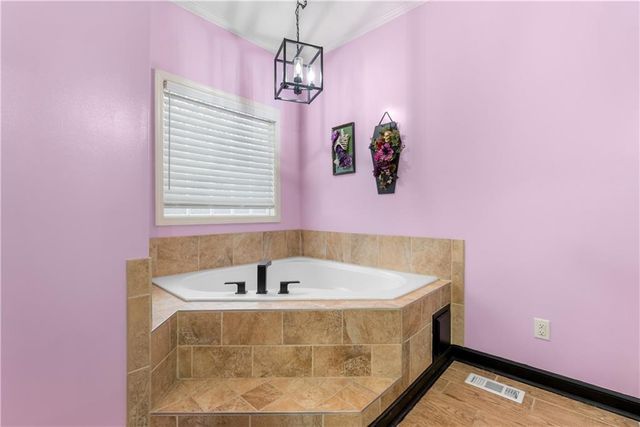 2311 NW Hedgewood Drive, Grain Valley, MO 64029