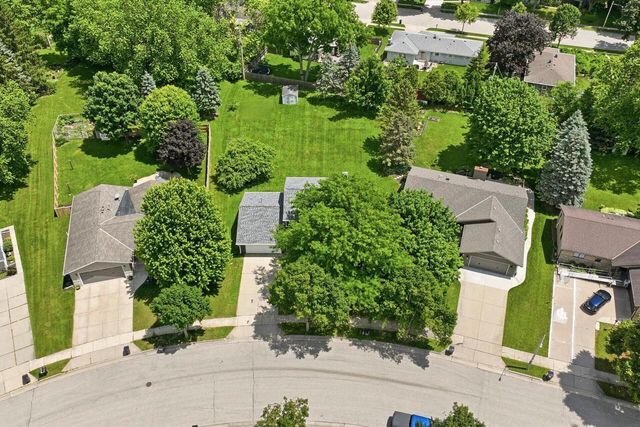 2028 Chapman DRIVE, Waukesha, WI 53189