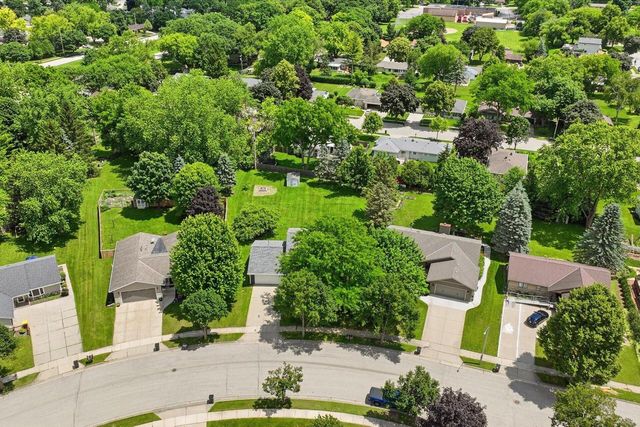 2028 Chapman DRIVE, Waukesha, WI 53189