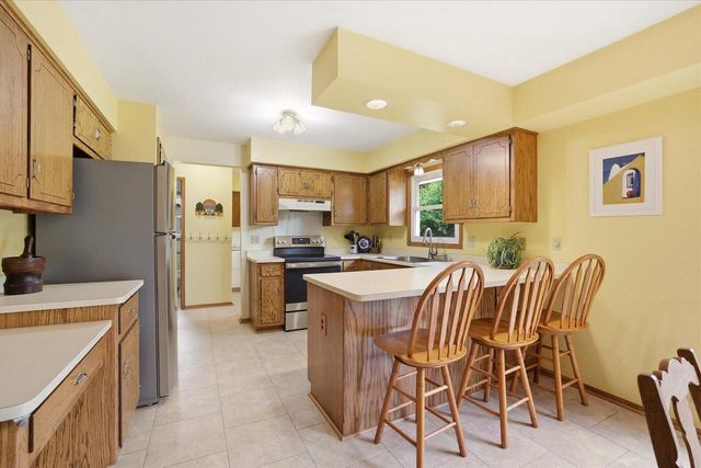 2028 Chapman DRIVE, Waukesha, WI 53189