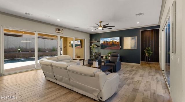 1353 E PASEO Way, Phoenix, AZ 85042