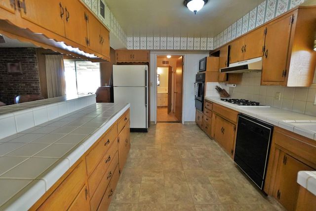842 E Florinda Street, Hanford, CA 93230