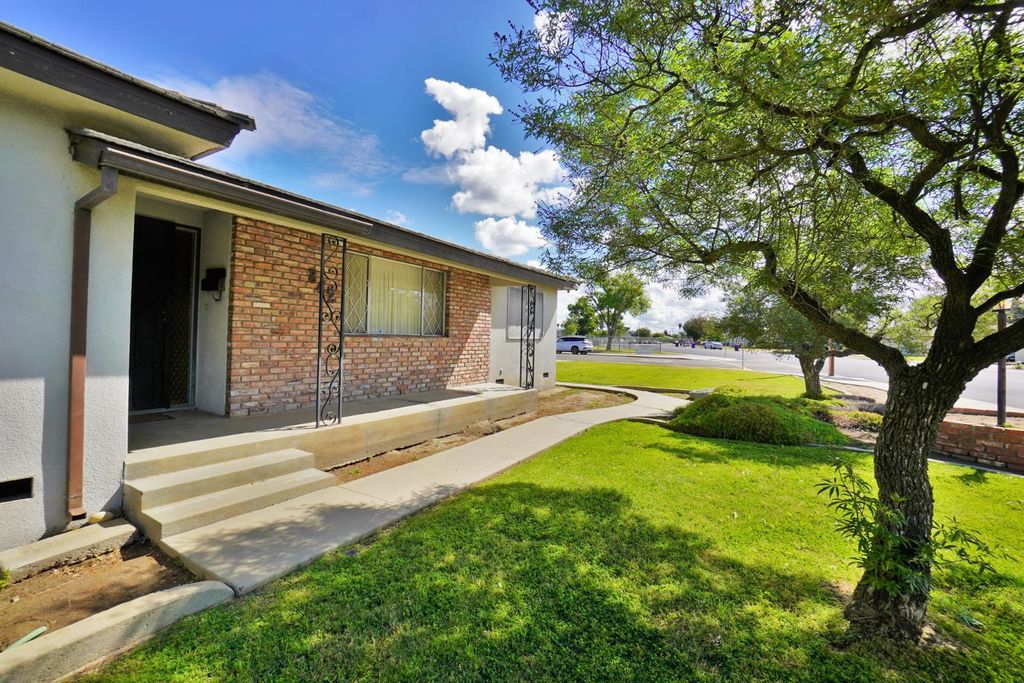 Image 2 of property listing at 842 E Florinda Street, Hanford, CA 93230