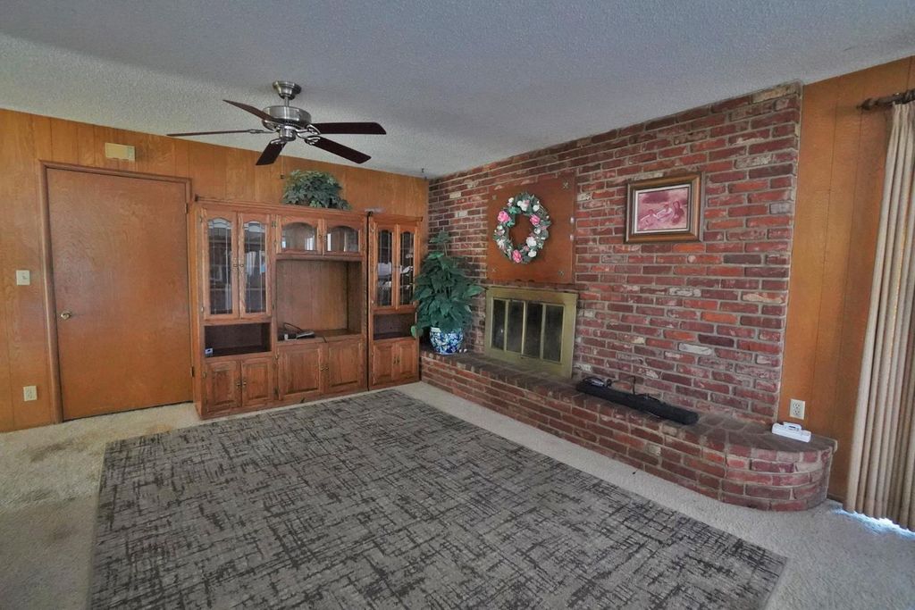 Image 22 of property listing at 842 E Florinda Street, Hanford, CA 93230