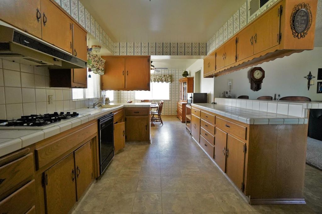 Image 24 of property listing at 842 E Florinda Street, Hanford, CA 93230