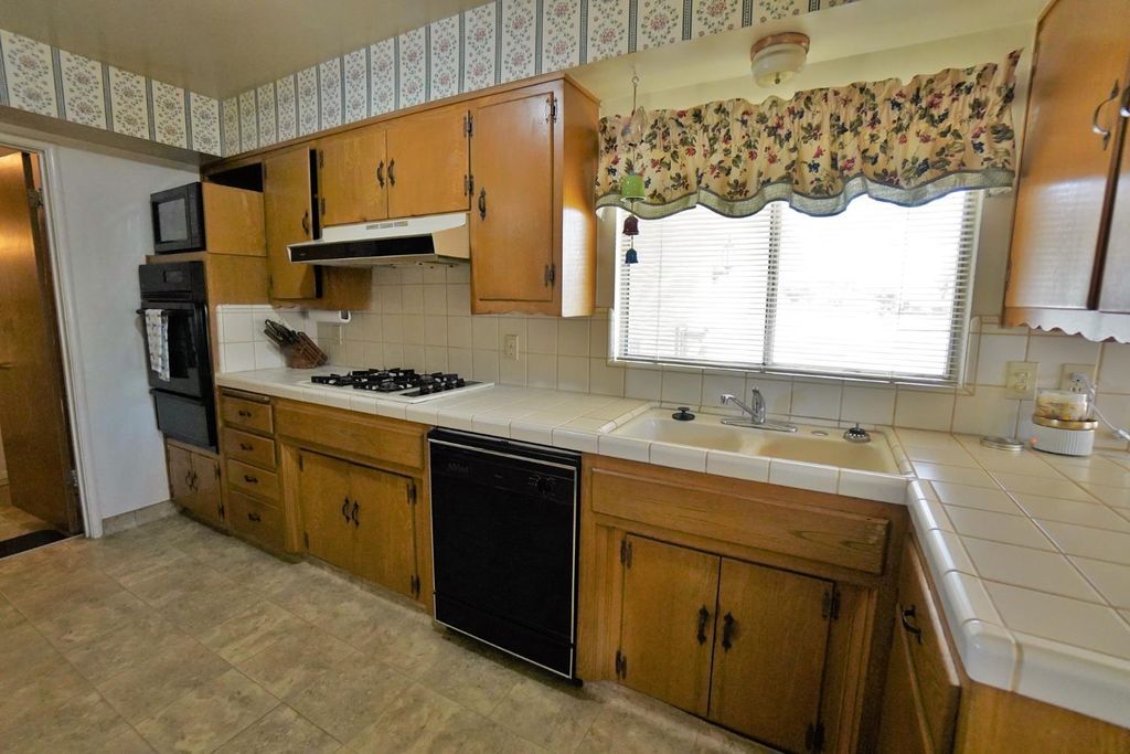 Image 26 of property listing at 842 E Florinda Street, Hanford, CA 93230