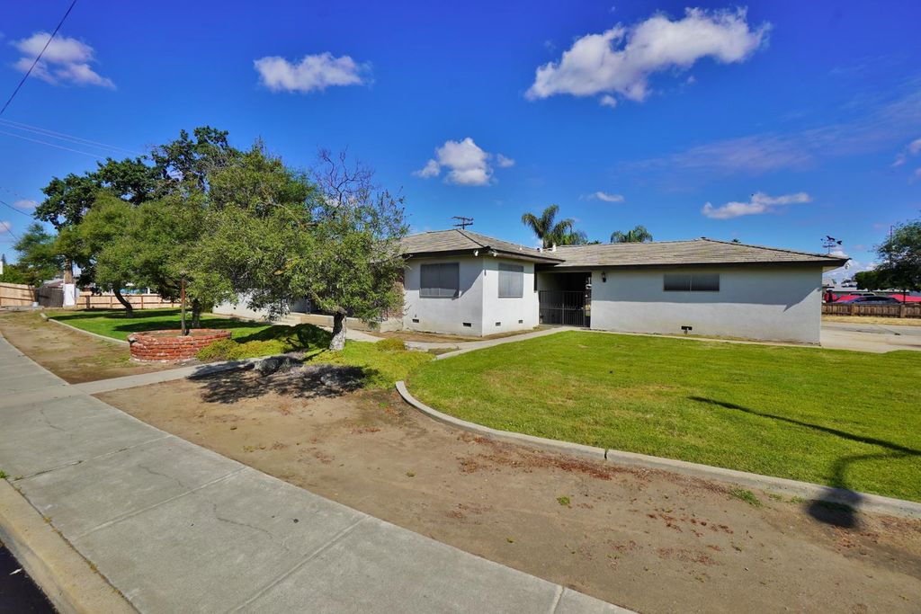 Image 3 of property listing at 842 E Florinda Street, Hanford, CA 93230
