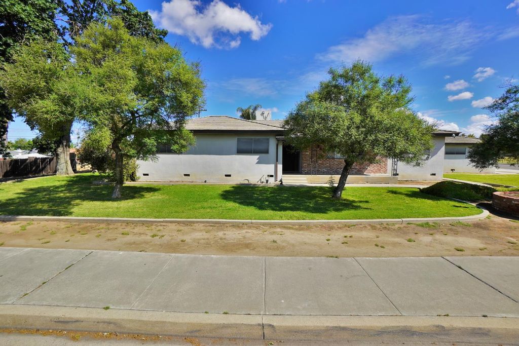 Image 4 of property listing at 842 E Florinda Street, Hanford, CA 93230