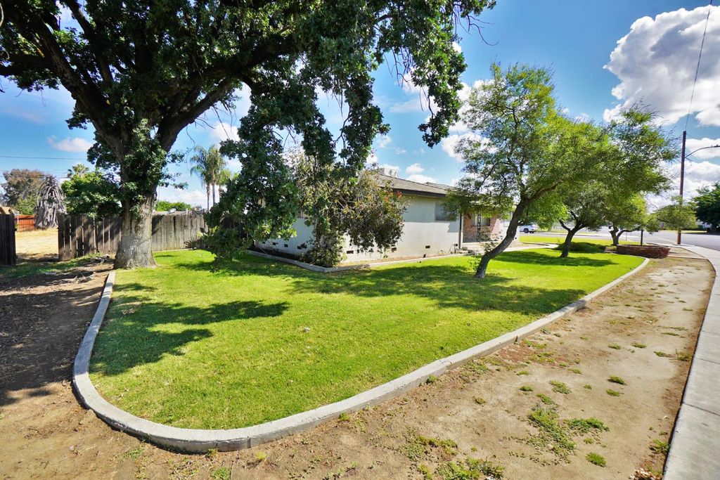 Image 5 of property listing at 842 E Florinda Street, Hanford, CA 93230