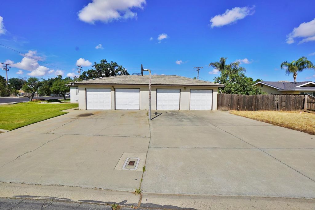 Image 7 of property listing at 842 E Florinda Street, Hanford, CA 93230