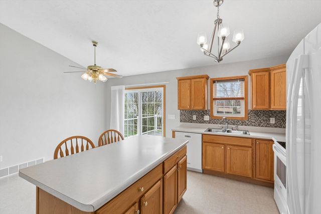 421 Lee Court, Dewitt, IA 52742