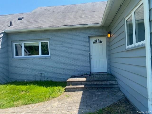 27 Martin Court, Great Neck, NY 11024