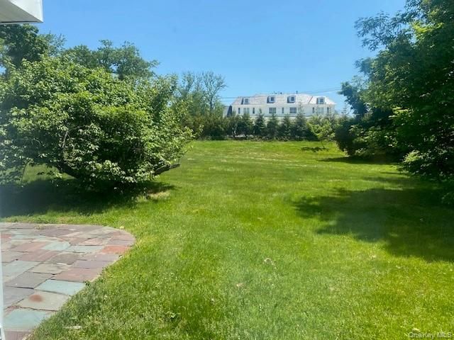 27 Martin Court, Great Neck, NY 11024