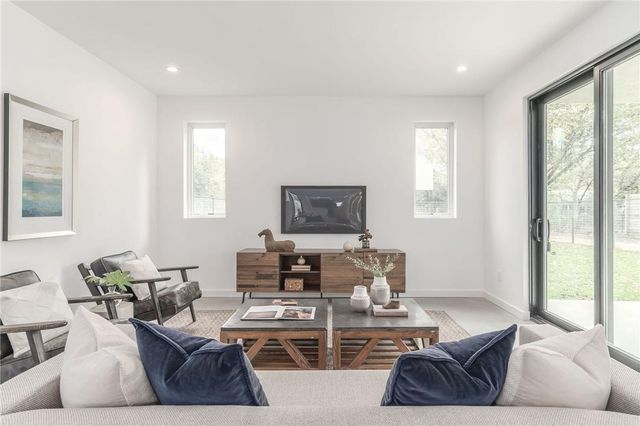 915 Tillery ST B, Austin, TX 78702