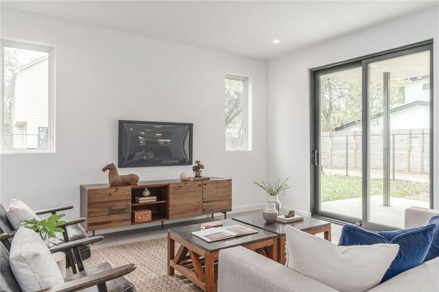 915 Tillery ST B, Austin, TX 78702