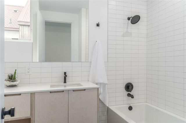 915 Tillery ST B, Austin, TX 78702