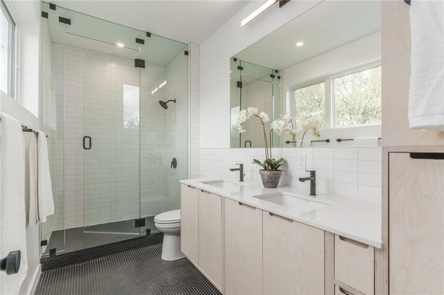 915 Tillery ST B, Austin, TX 78702