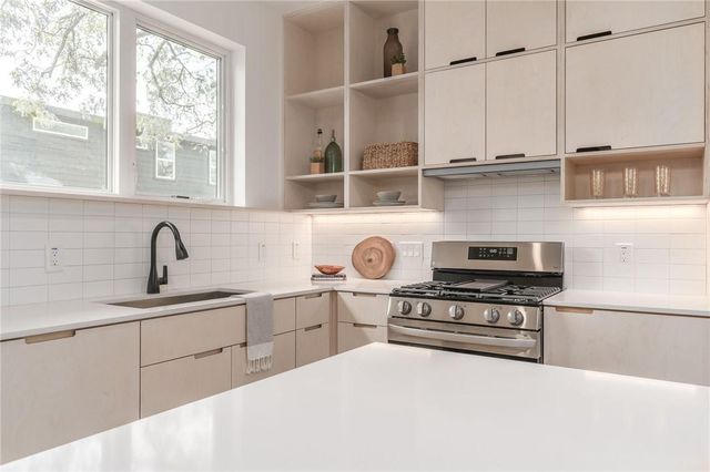 915 Tillery ST B, Austin, TX 78702